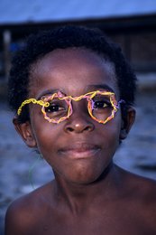 Boy;-Child;-Comoros-Archipelago;-France;-Glasses;-Indian-Ocean;-Kaleidos;-Kaleidos-images;-La-parole-à-limage;-Laurent-Abad;-Mayotte;-Play;-Portrait;-Stories-Pictures;-Wire